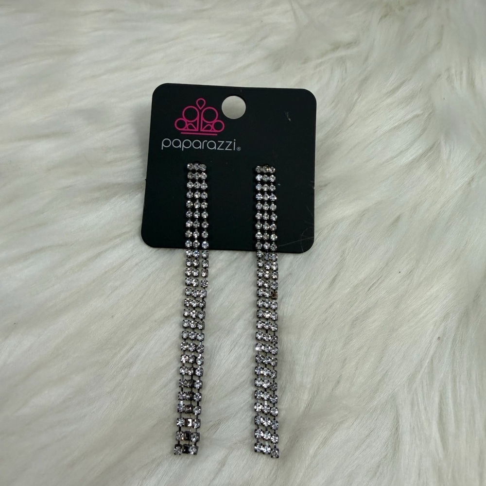 🩷5/$10🩷 Paparazzi Long Silver Rhinestone Drop Earrings